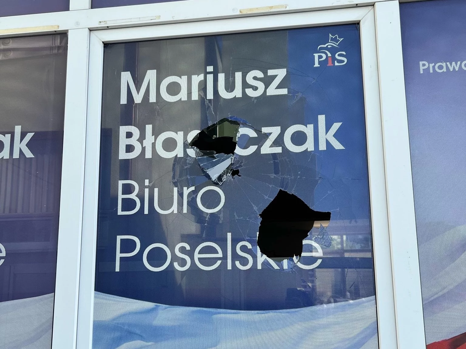 Zniszczone biuro poselskie ministra Mariusza Błaszczaka