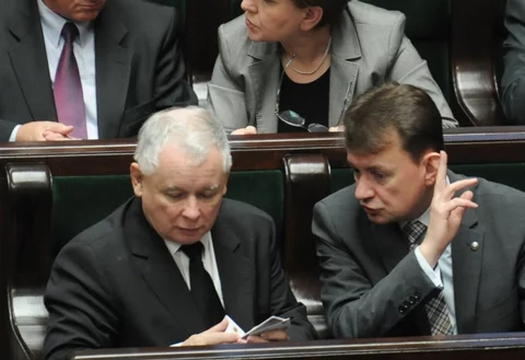 Jarosław Kaczyński i Mariusz Błaszczak (fot. DAMIAN BURZYKOWSKI / NEWSPIX.PL)