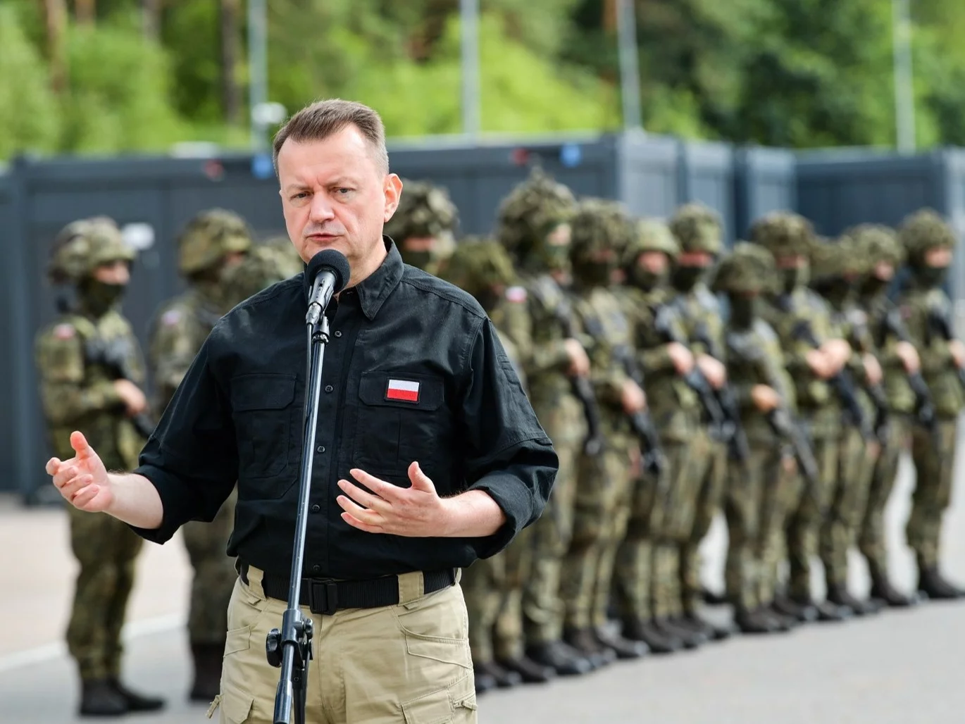 Minister obrony narodowej Mariusz Błaszczak podczas spotkania się z żołnierzami pełniącymi służbę na granicy Polski