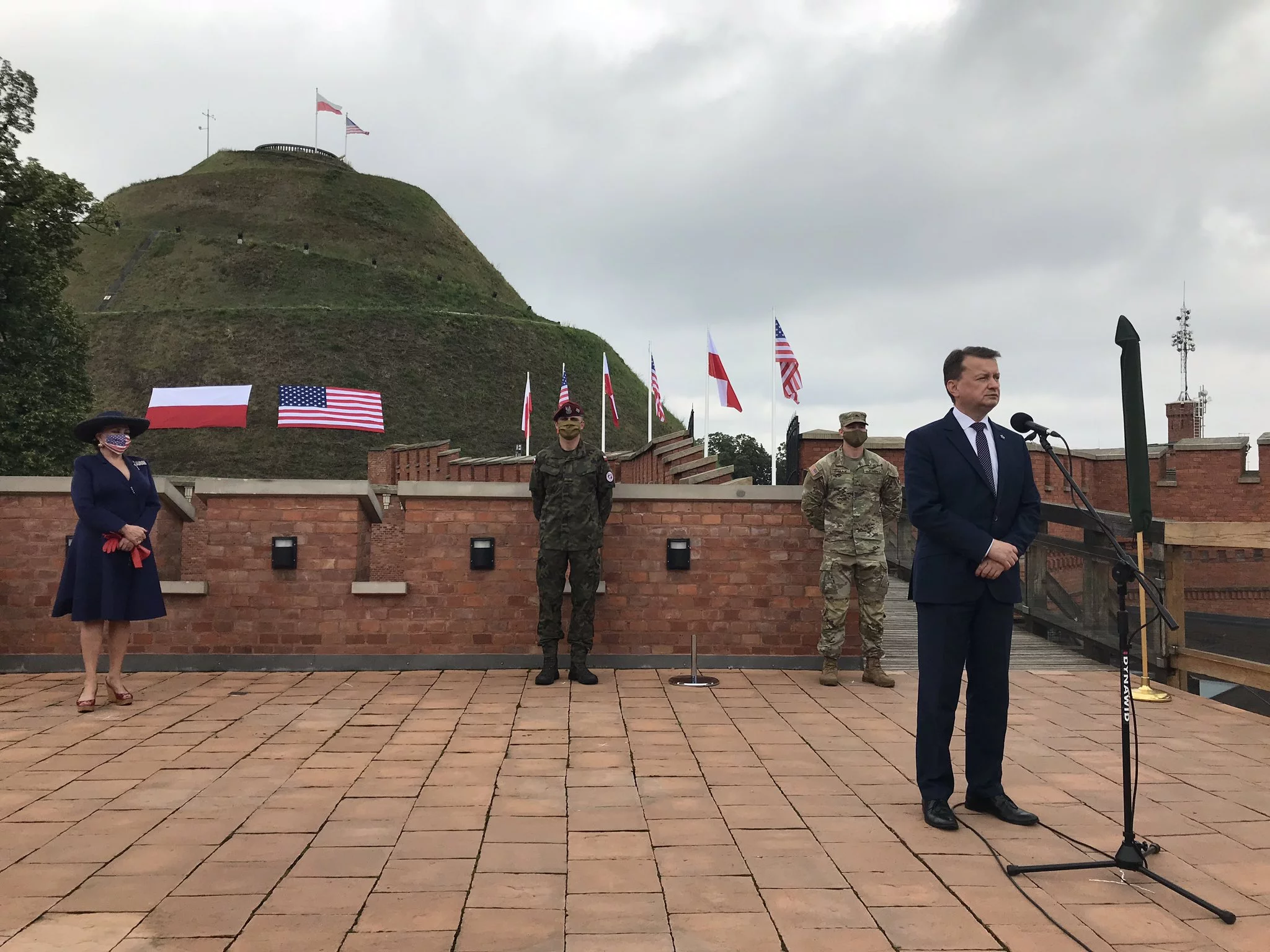 Mariusz Błaszczak (przy mikrofonie) i Georgette Mosbacher (z lewej)