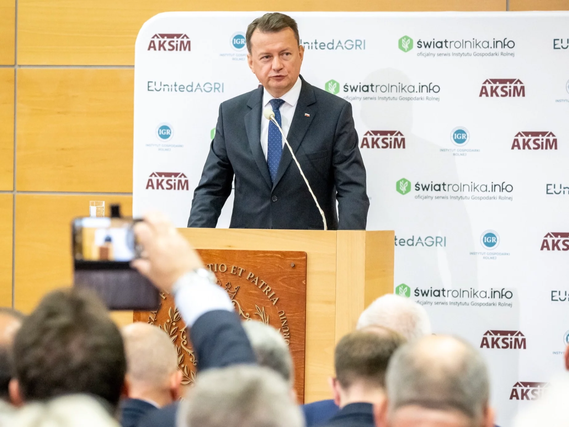 Minister obrony narodowej Mariusz Błaszczak podczas konferencji rolnej #ForumdlaWsi – „Trzy Filary Bezpieczeństwa” w siedzibie Akademii Kultury Społecznej i Medialnej w Toruniu