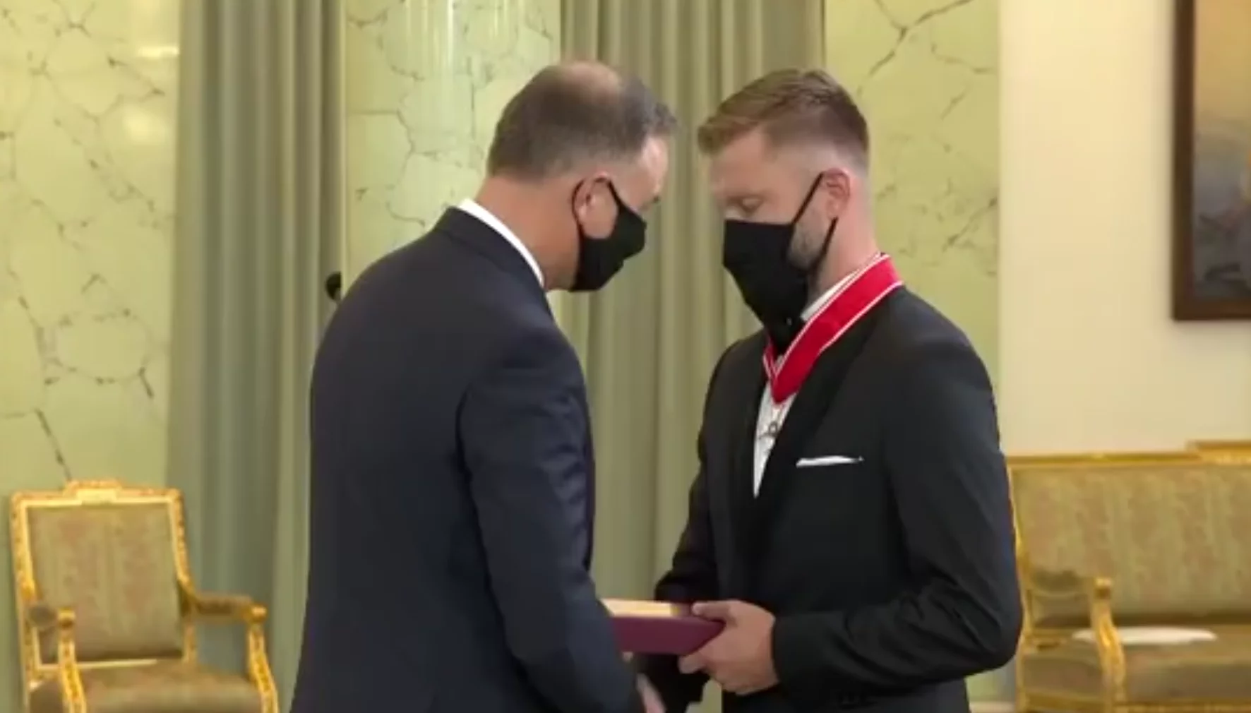 Jakub Błaszczykowski odbierający odznaczenie od prezydenta Andrzeja Dudy