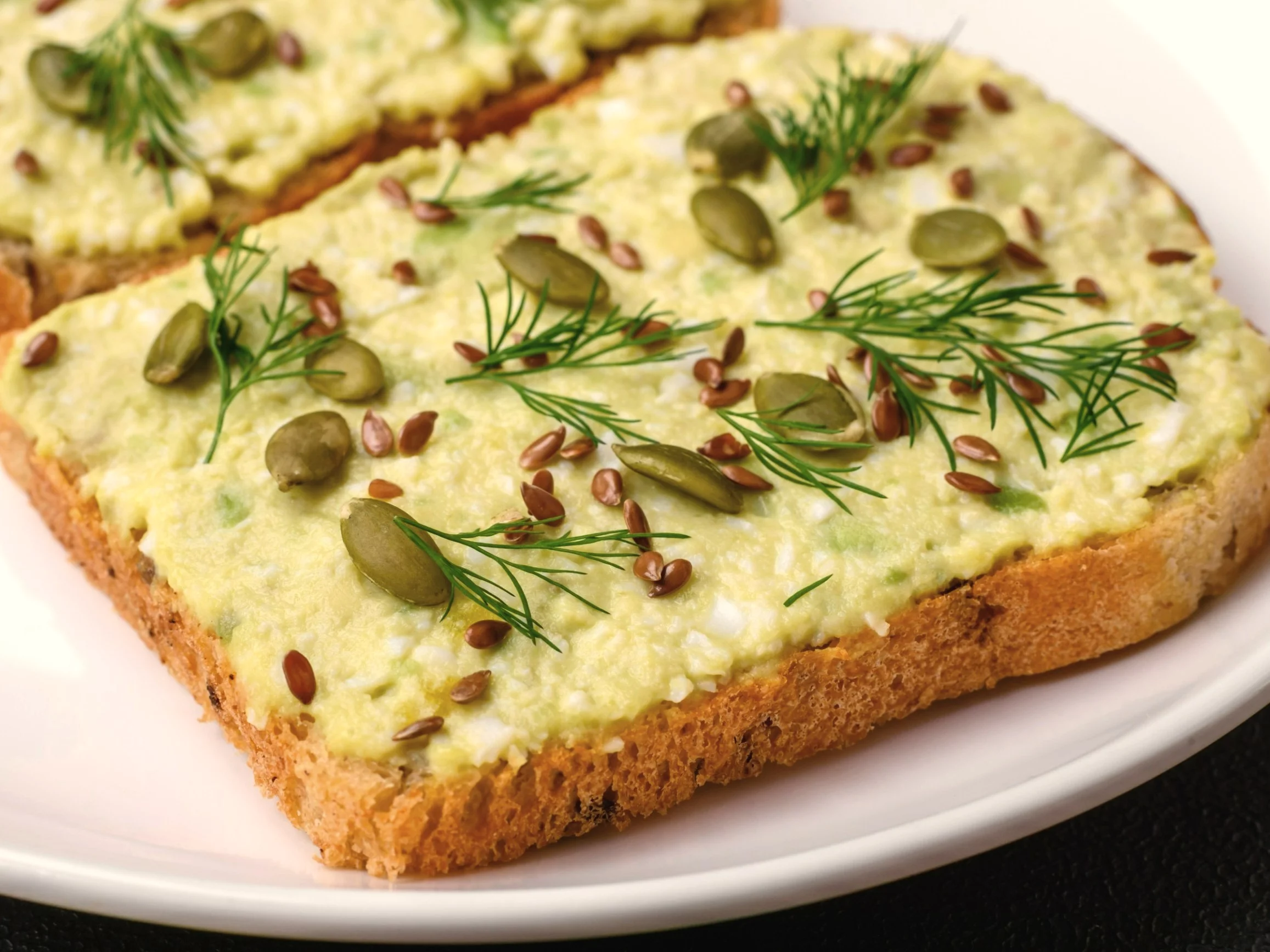 Kanapki z pastą z awokado i jajka