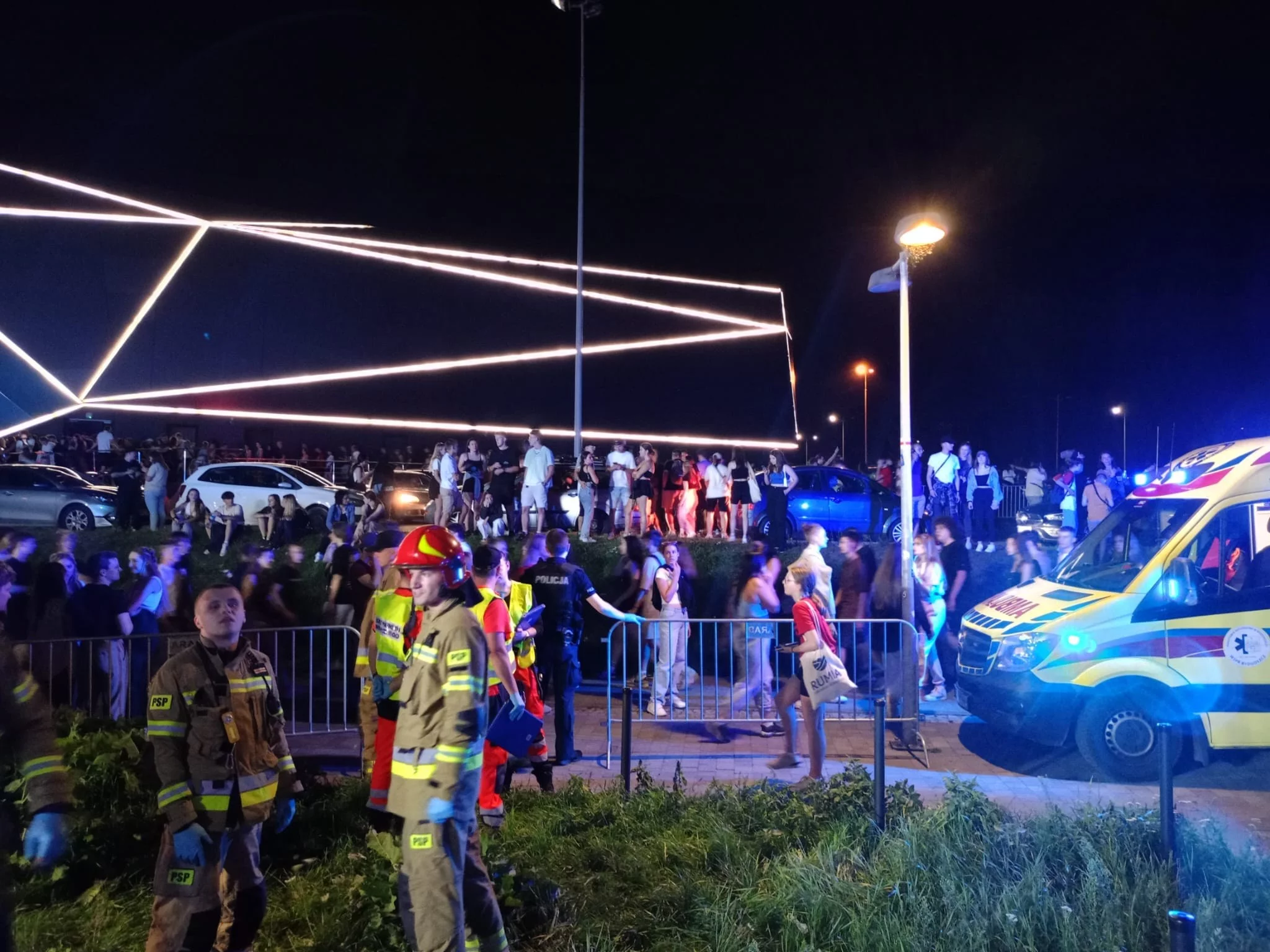 Procedura zdarzenia masowego na koncercie Bedoesa. Fani mdleli w tłumie