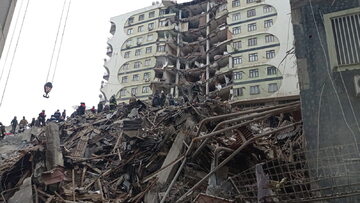 Blok zniszczony w Turcji przez trzęsienie ziemi