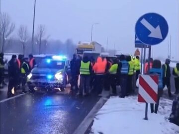 Blokada drogi przez ukraińskich kierowców w odpowiedzi na strajk polskich przewoźników
