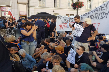 Blokada marszu narodowców na Nowym Świecie w Warszawie