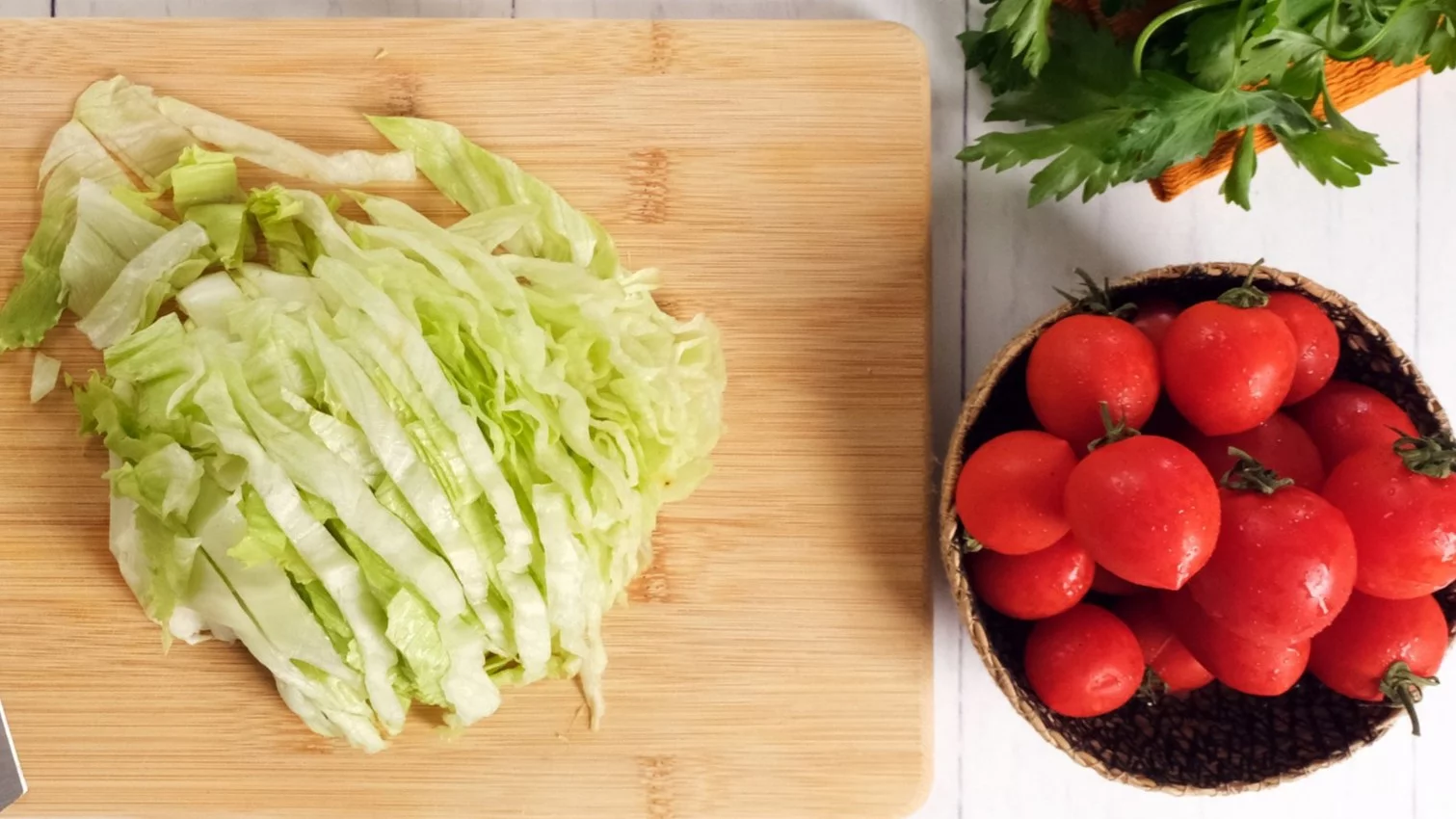 Siekana sałata lodowa i pomidory