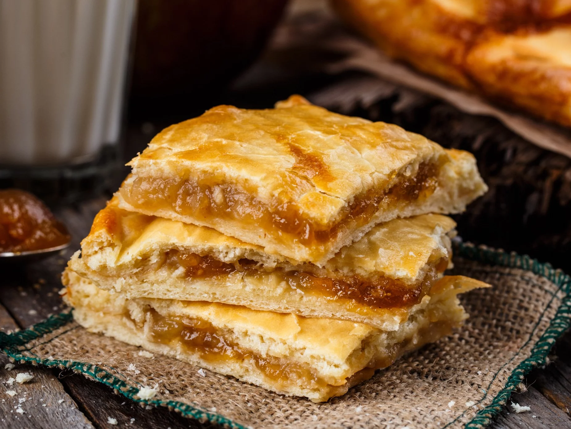 Szarlotka z ciasta francuskiego