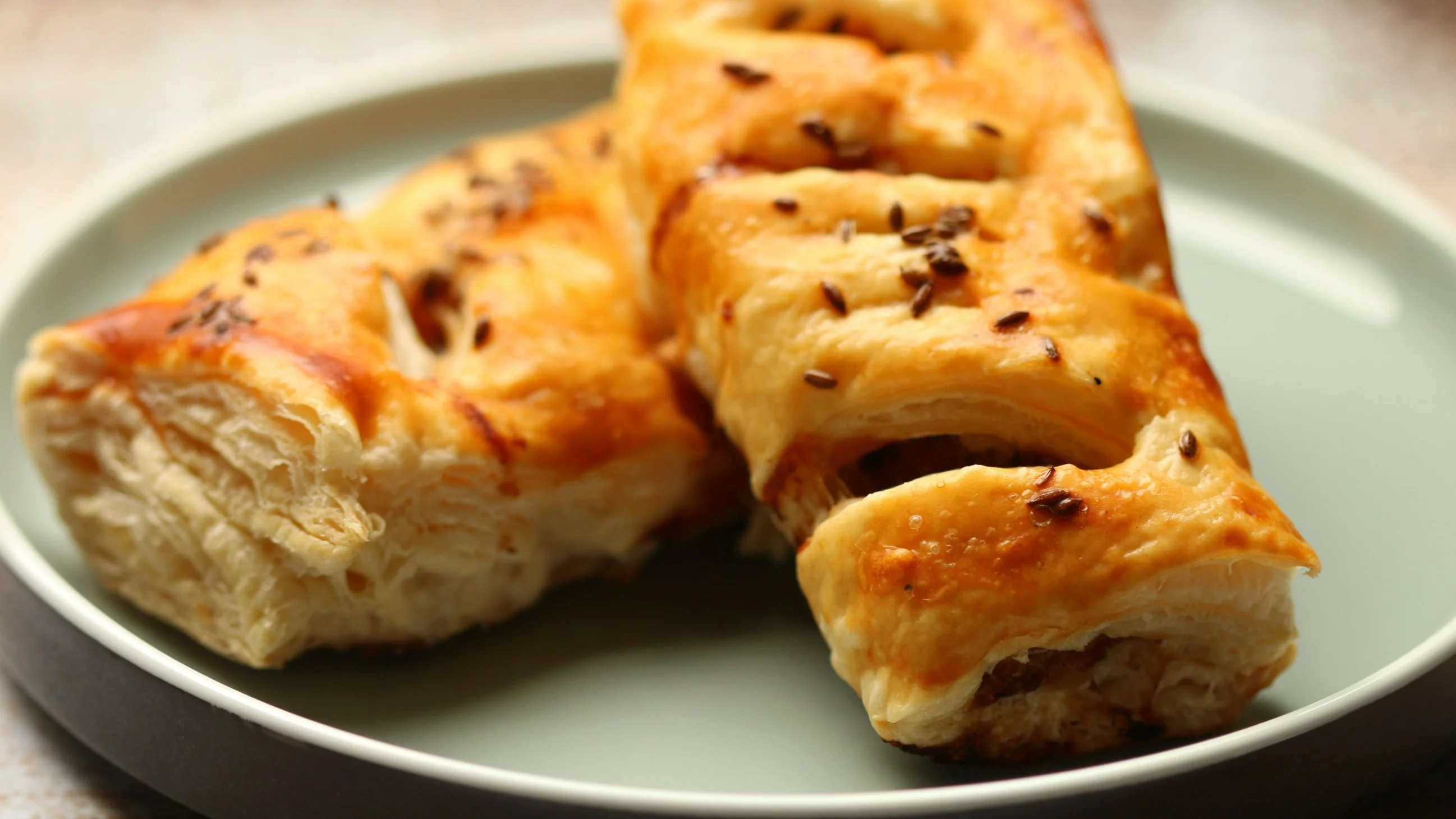 Błyskawiczne paszteciki mojej mamy. Ten przepis ratuje mnie w święta, gdy brakuje czasu