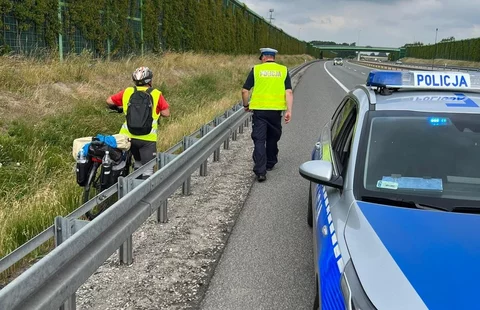 Rowerzysta na drodze ekspresowej
