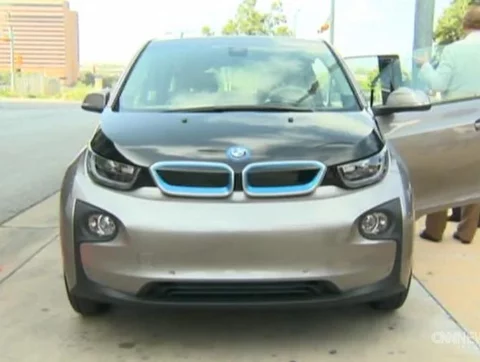 BMW pokazało swój nowy samochód elektryczny - model i3 (fot. CNN Newsource/x-news)