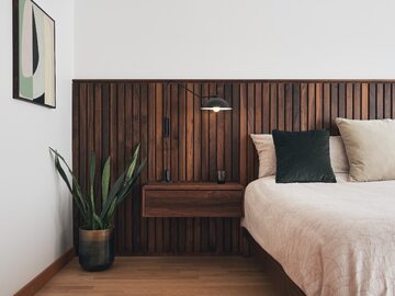 Boazeria w minimalistycznej sypialni dodaje przytulności i poprawia akustykę wnętrza, projekt La Nony FAMILI