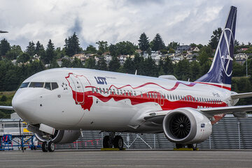 Boeingu 737 MAX 8 biało-czerwony
