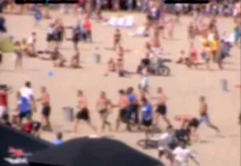 Fragment nagrania z monitoringu plaży (fot. pomorska policja / YouTube)