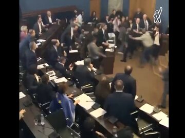 Bójka w gruzińskim parlamencie