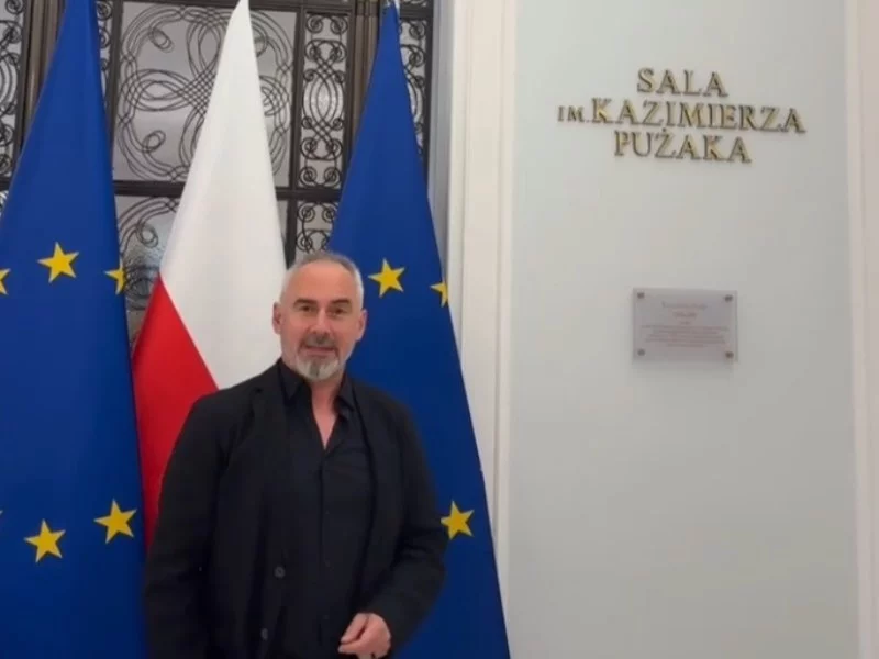 Jacek Kopczyński w budynku parlamentu