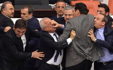 Bójka w tureckim parlamencie