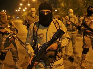 Bojownicy Państwa Islamskiego w Mosulu