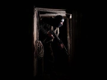 Bojownik brygady Al-Kassam (zbrojne skrzydło Hamasu) w tunelu, 2014 r., zdjęcie ilustracyjne