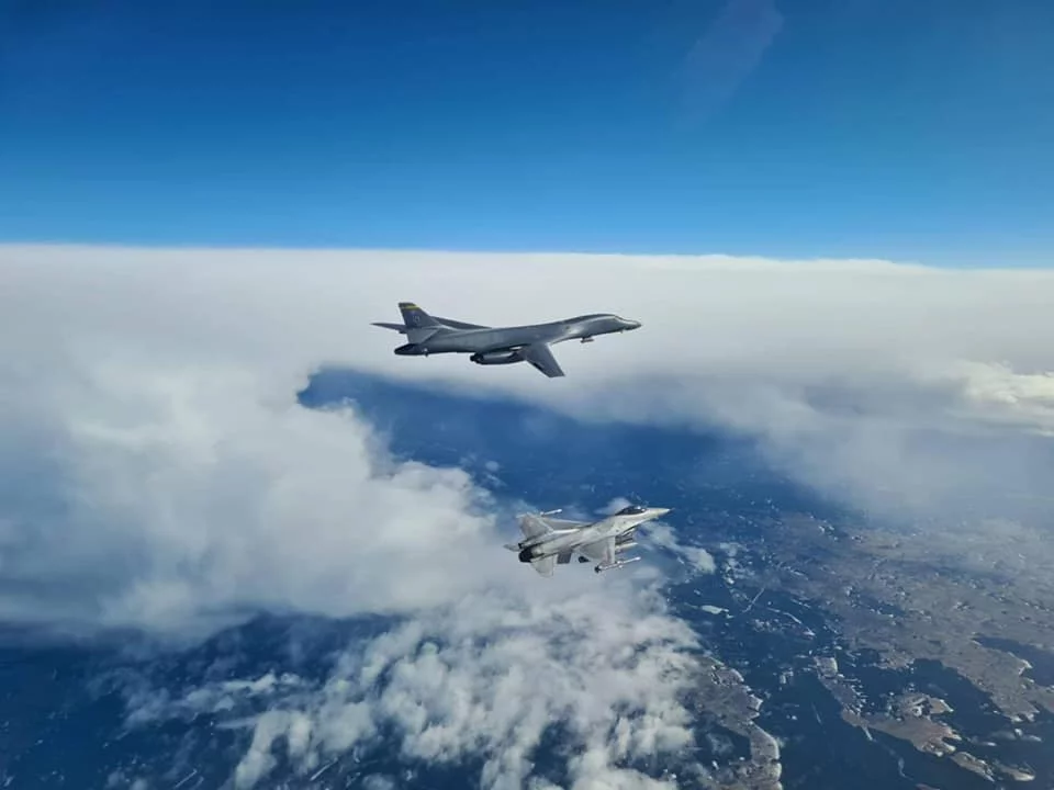 B-1B Lancer w eskorcie F16