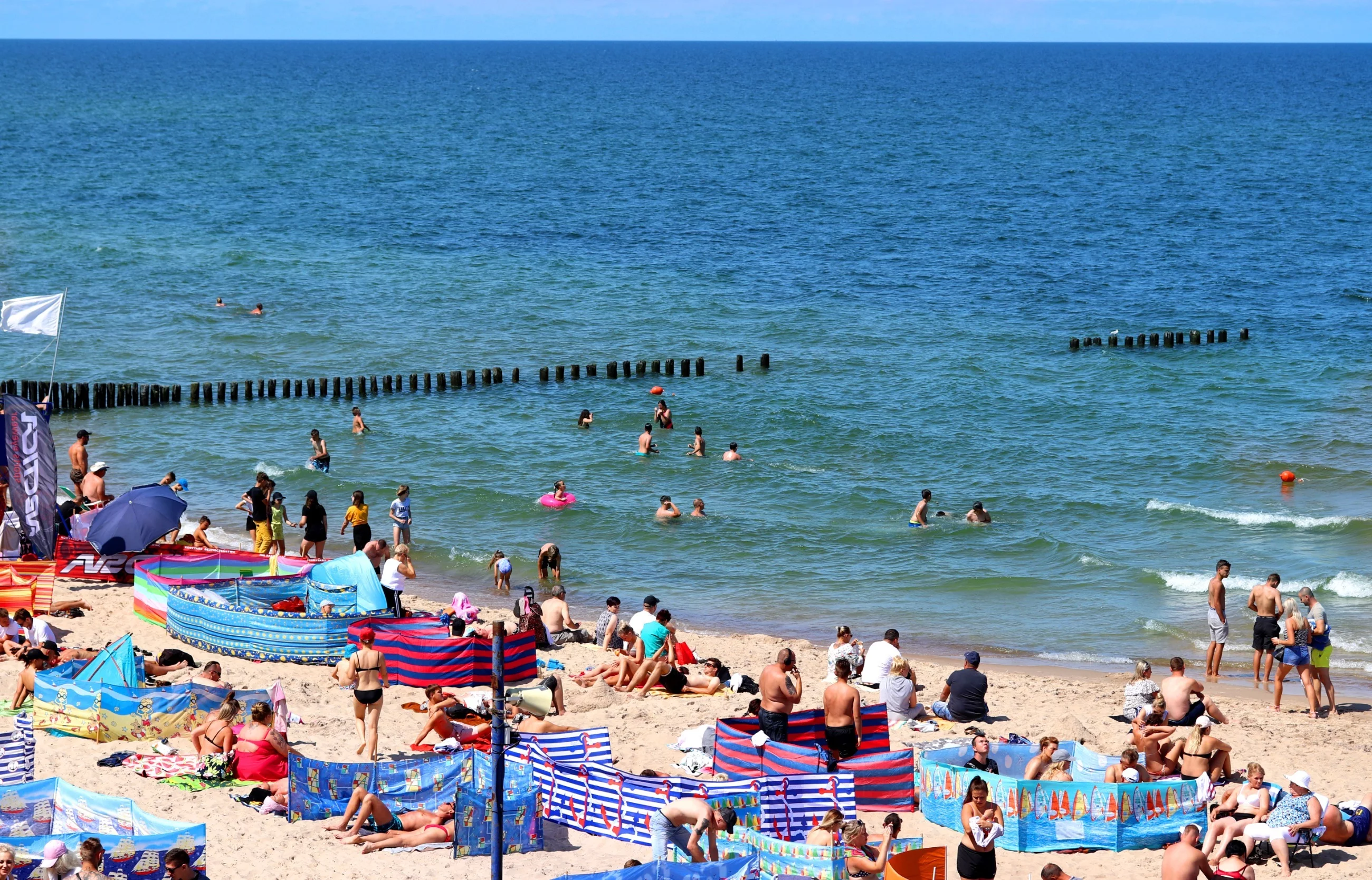 Turyści na plaży, zdjęcie ilustracyjne