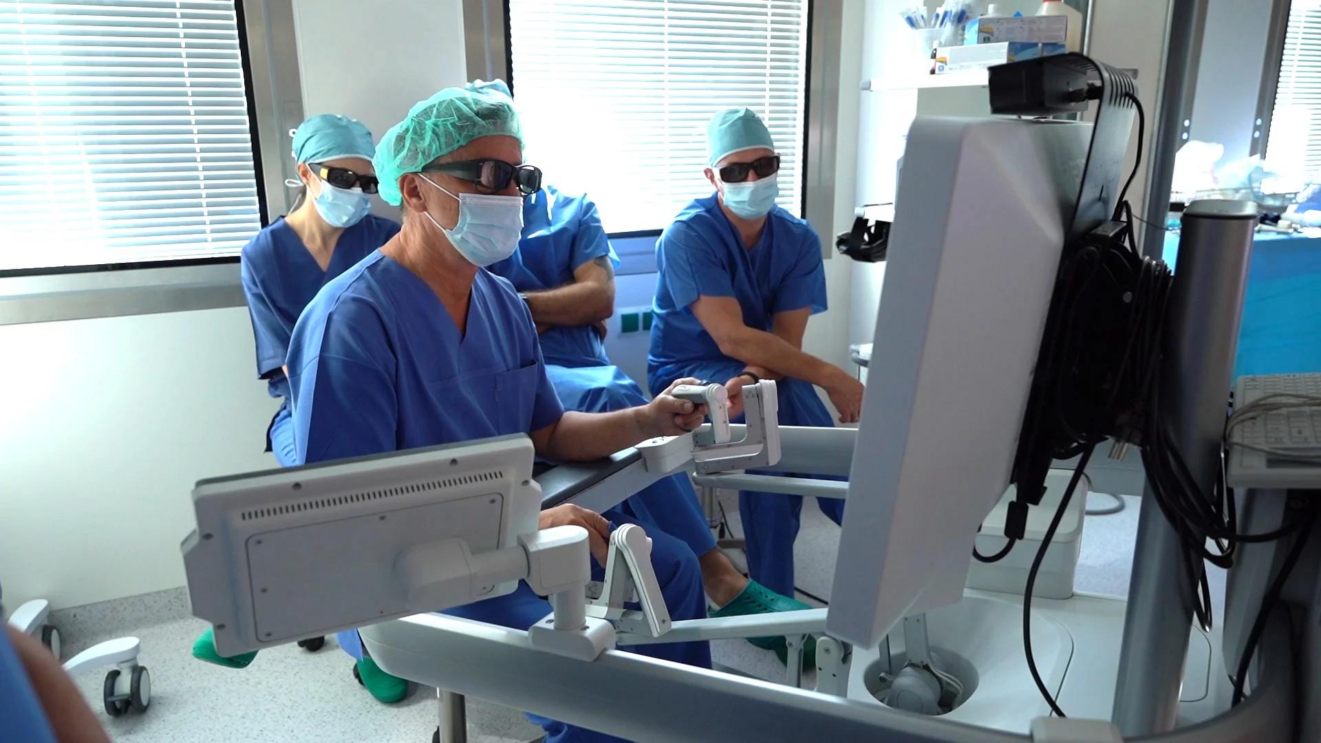 Prof. Stojko przy konsoli robota