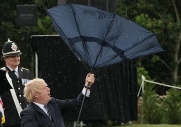 Boris Johnson walczył z parasolką
