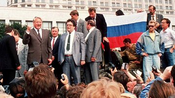 Borys Jelcyn i jego zwolennicy przed budynkiem parlamentu w 1991 roku