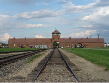 Brama obozu Auschwitz II (Birkenau), widok z wnętrza obozu