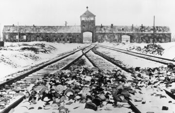 Brama obozu KL Auschwitz II - Birkenau z rzeczami więźniów