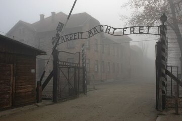 Brama z napisem „Arbeit Macht Frei” w Auschwitz