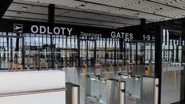 Bramki poprzedzające kontrolę bezpieczeństwa na lotnisku w Radomiu
