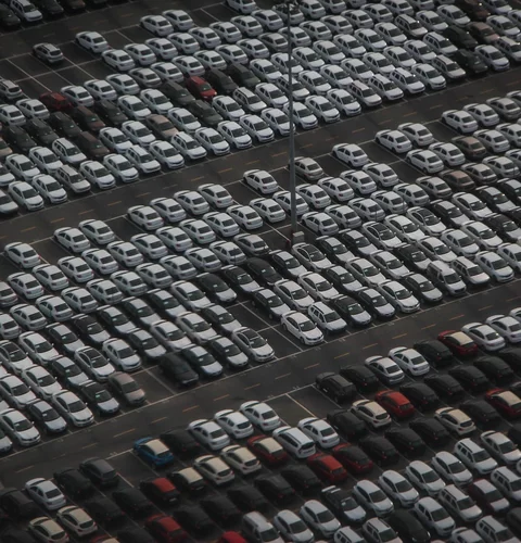 Parking dealera samochodów - zdjęcie ilustracyjne