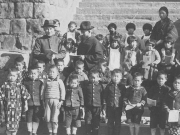 Brat Zenon Żebrowski wśród dzieci japońskich z powszechnej szkoły misyjnej w Haiki w 1935 roku