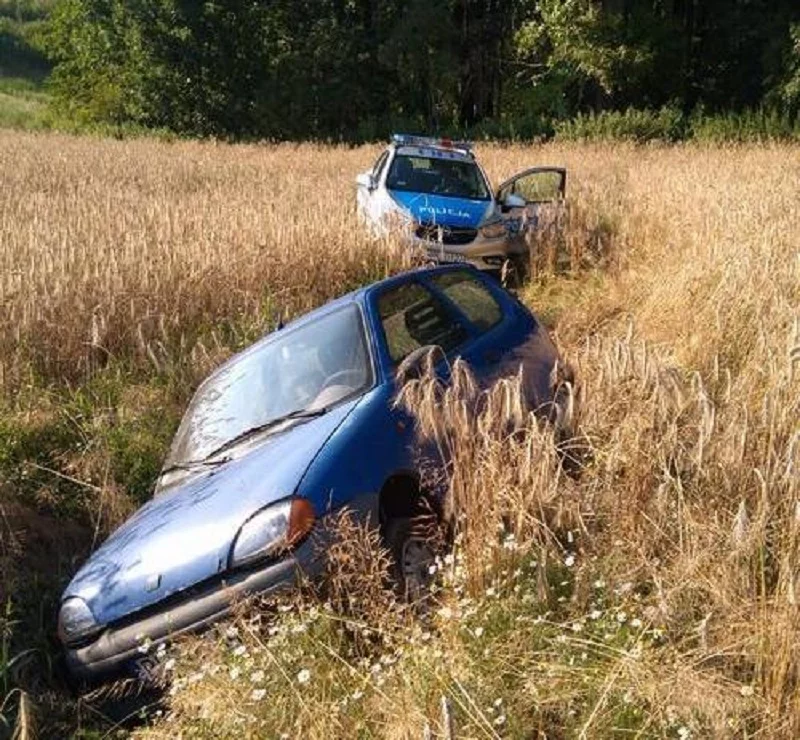 Ucieczka fiatem zakończona w polu