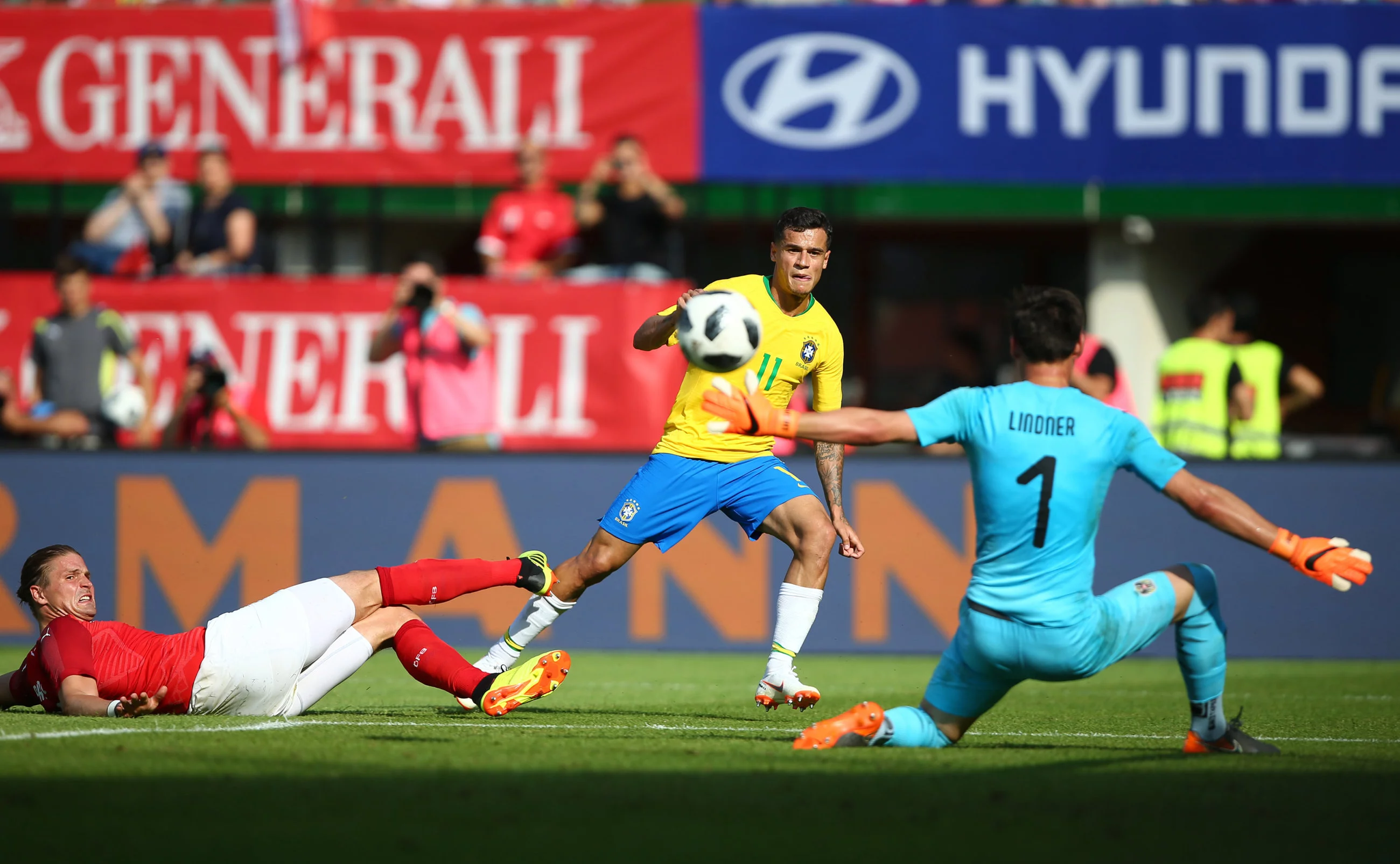 Philippe Coutinho strzela gola dla Brazylii