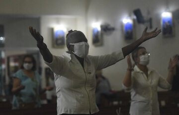 Brazylijczycy modlący się w lipcu o zdrowie dla prezydenta Bolsonaro, u którego wykryto koronawirusa