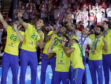 Brazylijscy siatkarze podczas ceremonii medalowej