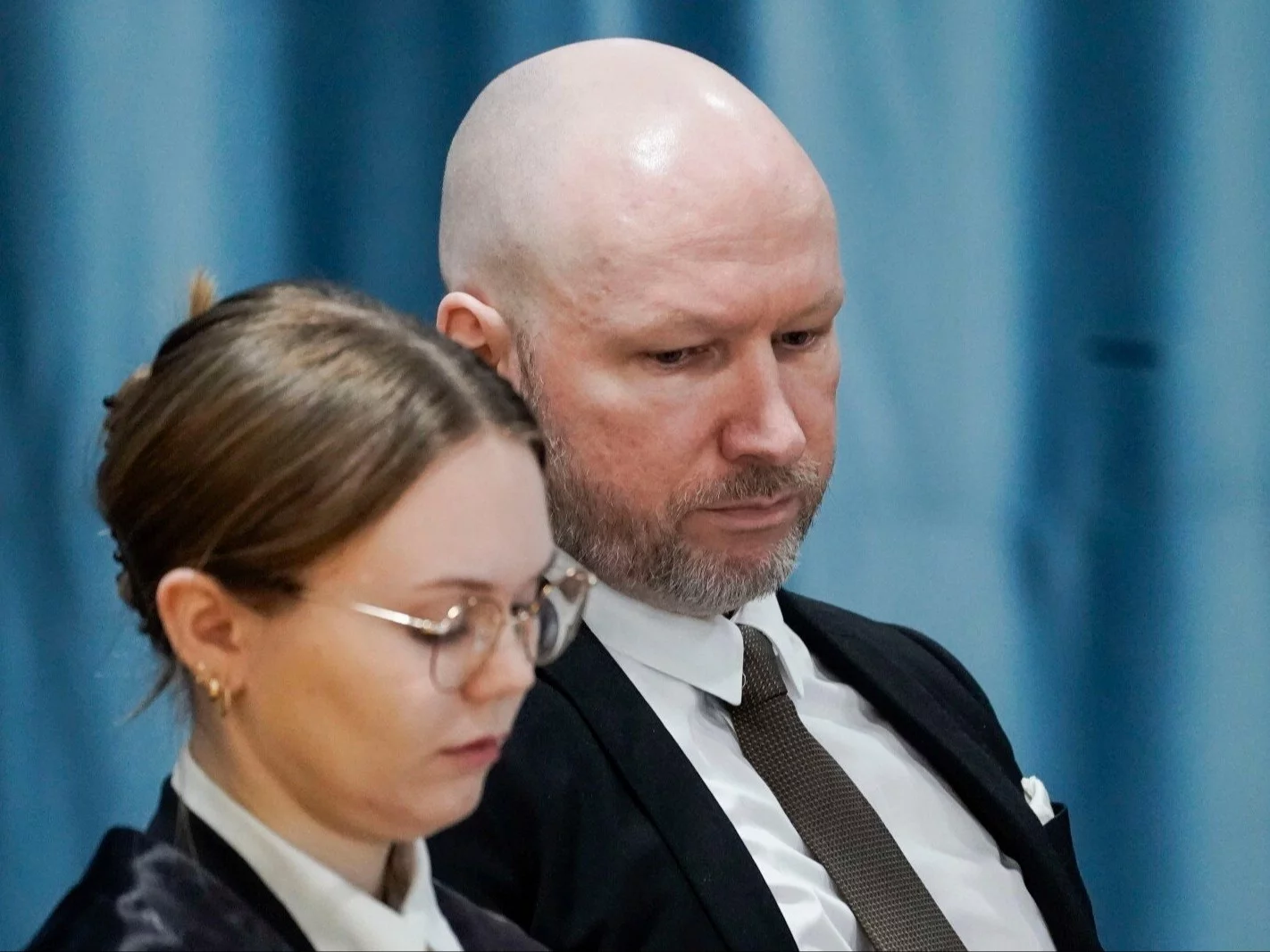 Anders Behring Breivik obok adwokat Marte Lindholma podczas pierwszego dnia sprawy przed sądem okręgowym w Oslo