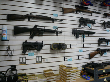Broń automatyczna dostępna w amerykańskim sklepie