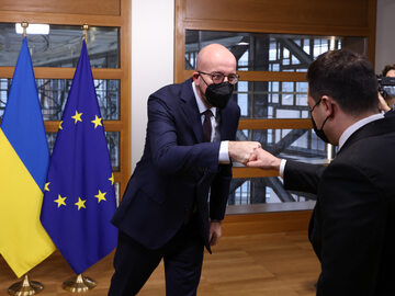 Bruksela. Charles Michel, przewodniczący Rady Europejskiej wita prezydenta Ukrainy Wołodymyra Zełenskiego
