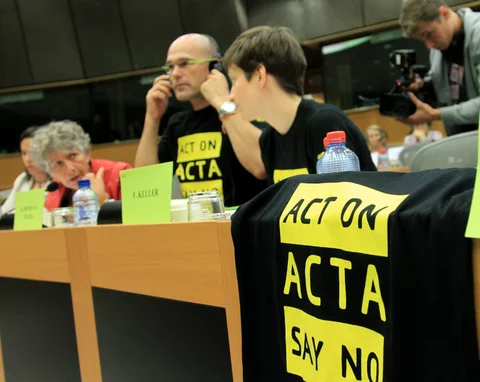 Komisja PE zarekomendowała odrzucenie umowy ACTA (fot. EPA/OLIVIER HOSLET/PAP)