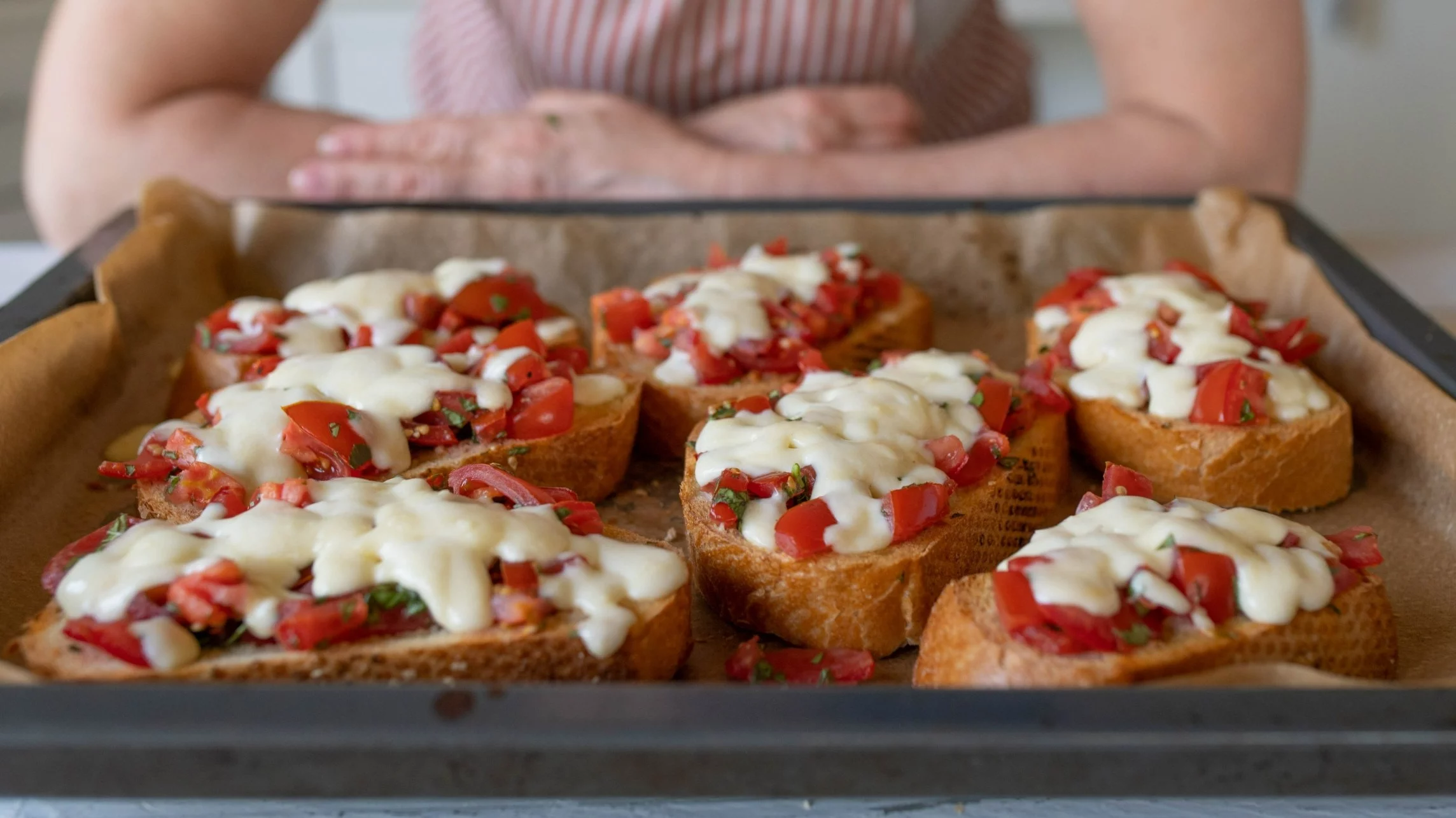 Bruschetta z pomidorami i serem