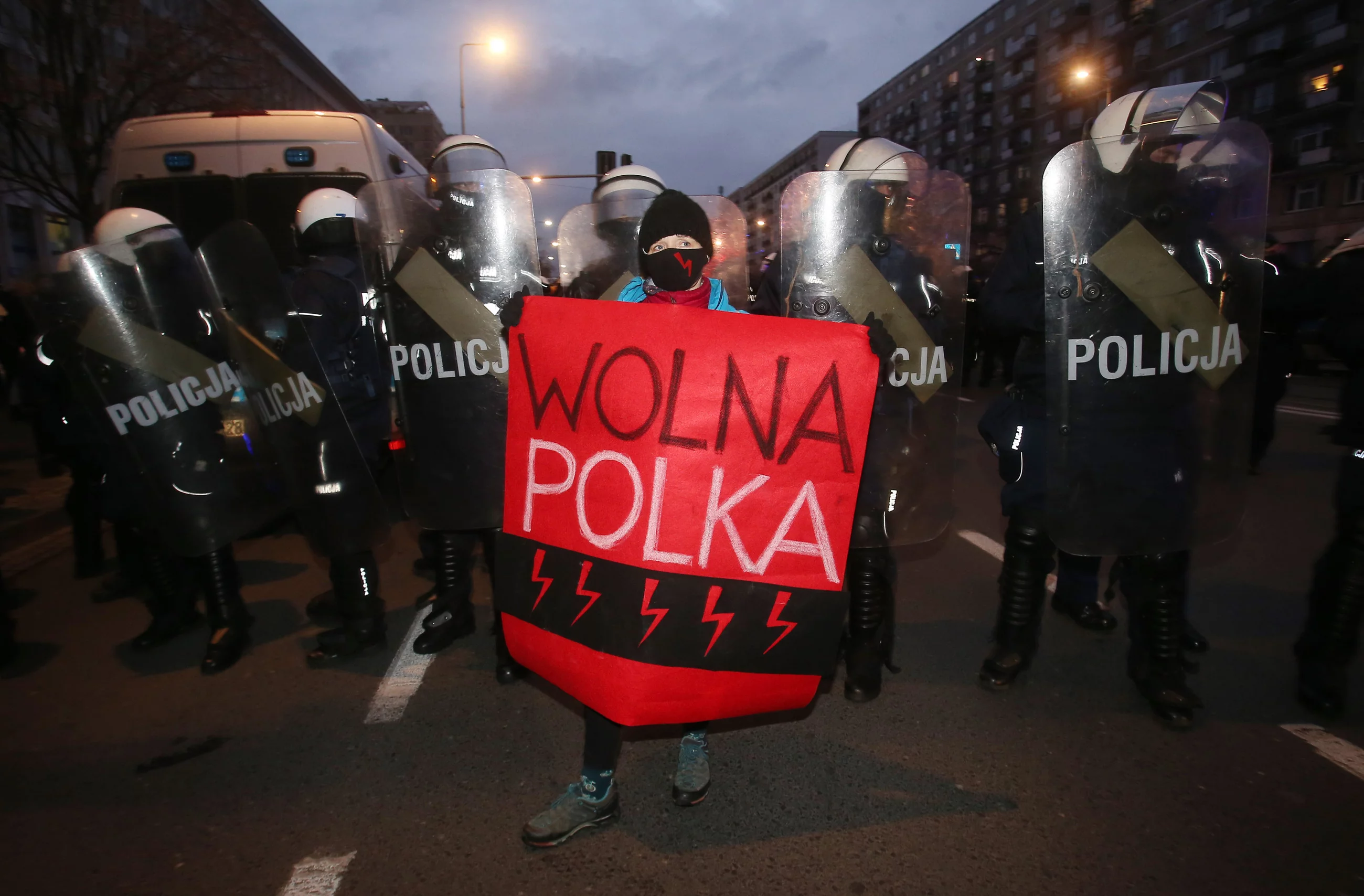 Ogólnopolski strajk kobiet. 102. rocznica nadania praw wyborczych kobietom. Warszawa, 27.11.2020