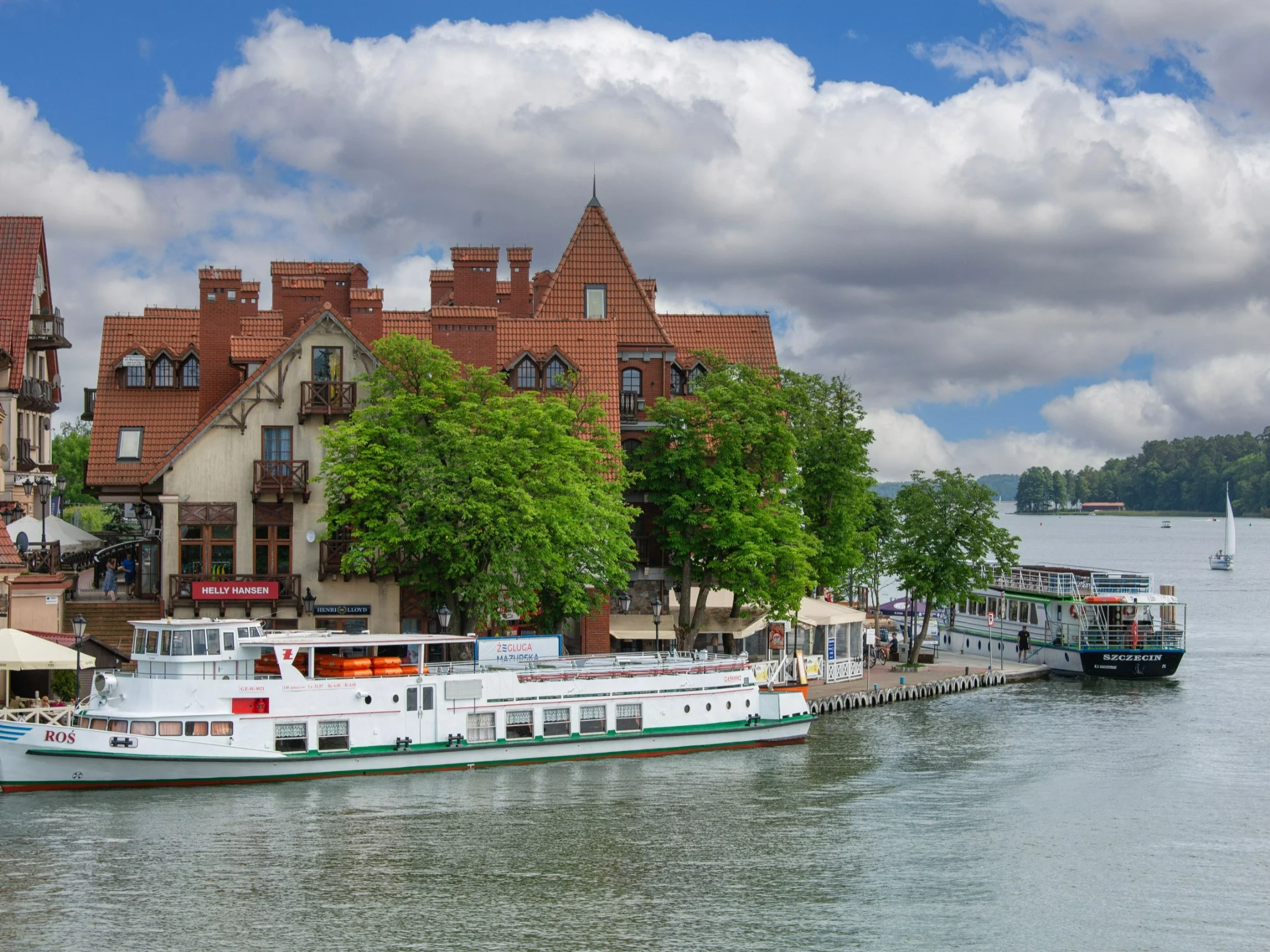 Brutalny napad w hotelu w Mikołajkach. Sprawcy grozili turyście nożem