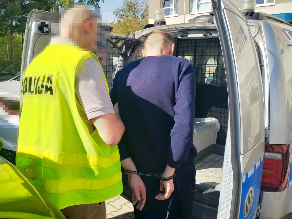 Warszawa. Policjant prowadzi zatrzymanego