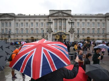 Brytyjczycy żegnają królową przed Pałacem Buckingham