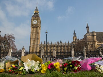 Brytyjczycy złożyli kwiaty w miejscu ataku terrorystycznego