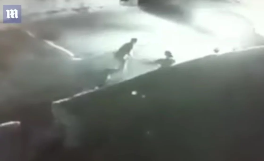 Zdjęcie z miejskiego monitoringu pokazujące moment bójki